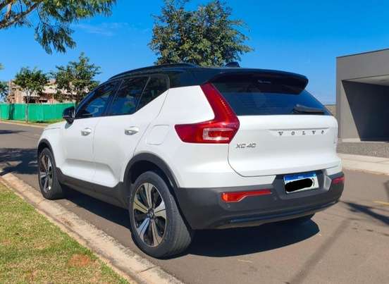 VOLVO-XC40-2023