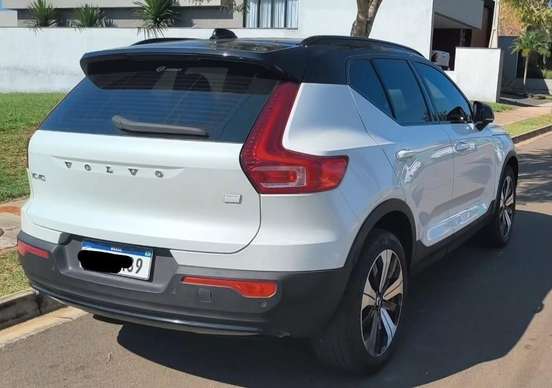 VOLVO-XC40-2023
