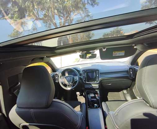 VOLVO-XC40-2023