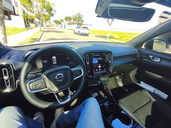 VOLVO-XC40-2023