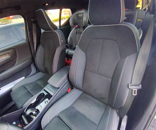 VOLVO-XC40-2023