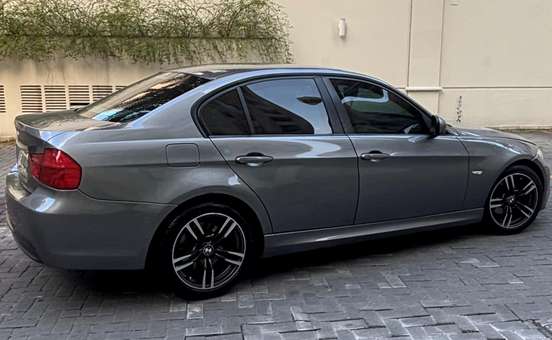 BMW-318i-2011