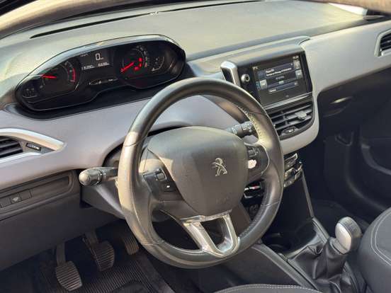 PEUGEOT-208-2016