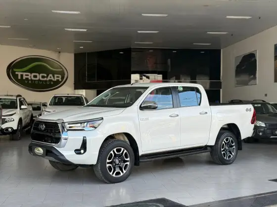 TOYOTA HILUX 2.8 D-4D TURBO DIESEL CD SRX 4X4 AUTOMÁTICO TOYOTA HILUX 2.8 D-4D TURBO DIESEL CD SRX 4X4 AUTOMÁTICO