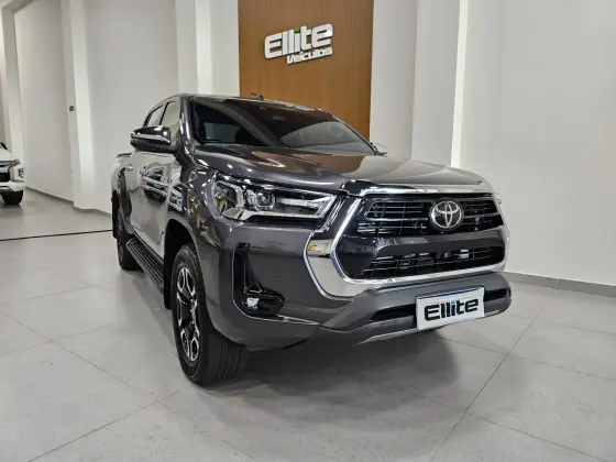 TOYOTA HILUX 2.8 D-4D TURBO DIESEL CD SRX 4X4 AUTOMÁTICO TOYOTA HILUX 2.8 D-4D TURBO DIESEL CD SRX 4X4 AUTOMÁTICO