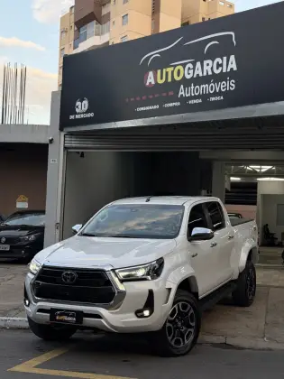TOYOTA HILUX 2.8 D-4D TURBO DIESEL CD SRX PLUS 4X4 AUTOMÁTICO TOYOTA HILUX 2.8 D-4D TURBO DIESEL CD SRX PLUS 4X4 AUTOMÁTICO