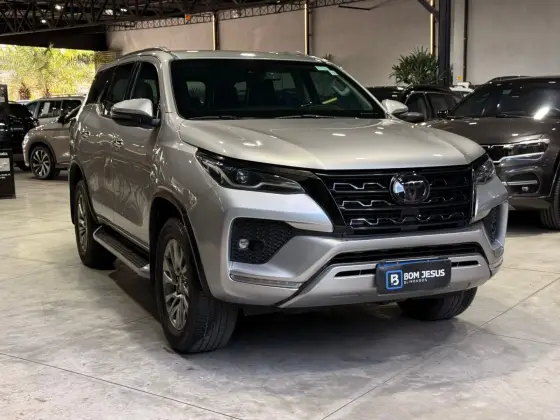 TOYOTA HILUX SW4 2.8 D-4D TURBO DIESEL SRX 7L 4X4 AUTOMÁTICO