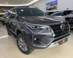 TOYOTA HILUX SW4 2.8 D-4D TURBO DIESEL SRX 7L 4X4 AUTOMÁTICO TOYOTA HILUX SW4 2.8 D-4D TURBO DIESEL SRX 7L 4X4 AUTOMÁTICO