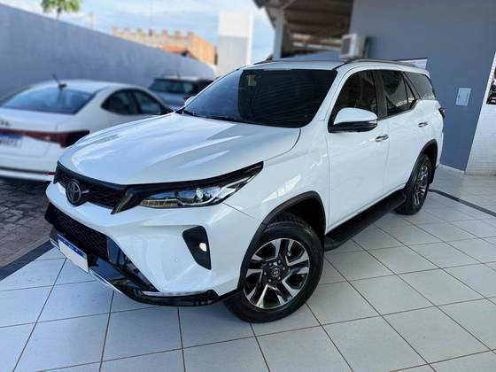 TOYOTA HILUX SW4 2.8 D-4D TURBO DIESEL SRX PLATINUM 7L 4X4 AUTOMÁTICO