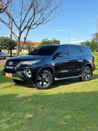 TOYOTA HILUX SW4 2.8 SRX DIAMOND 4X4 7 LUGARES 16V TURBO INTERCOOLER DIESEL 4P AUTOMÁTICO