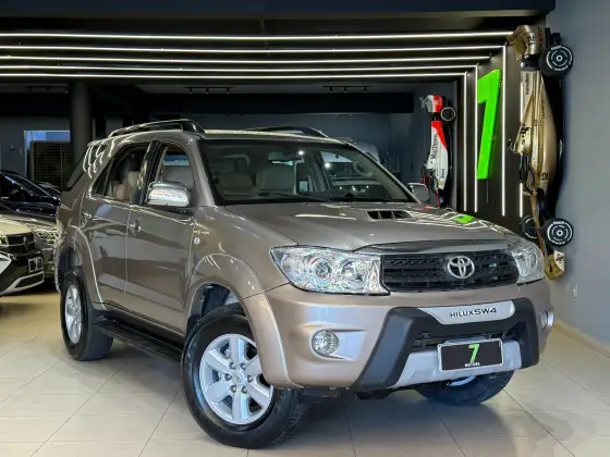 TOYOTA HILUX SW4 3.0 SRV 4X4 7 LUGARES 16V TURBO INTERCOOLER DIESEL 4P AUTOMÁTICO