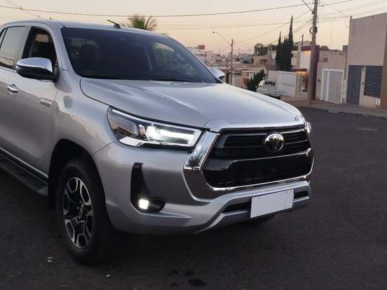 TOYOTA-HILUX-2.8 D-4D TURBO DIESEL CD SRX 4X4 AUTOMÁTICO TOYOTA-HILUX-2025