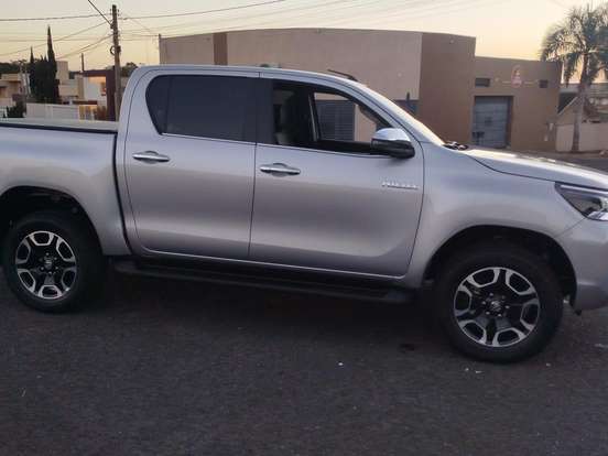 TOYOTA-HILUX-2.8 D-4D TURBO DIESEL CD SRX 4X4 AUTOMÁTICO TOYOTA-HILUX-2025