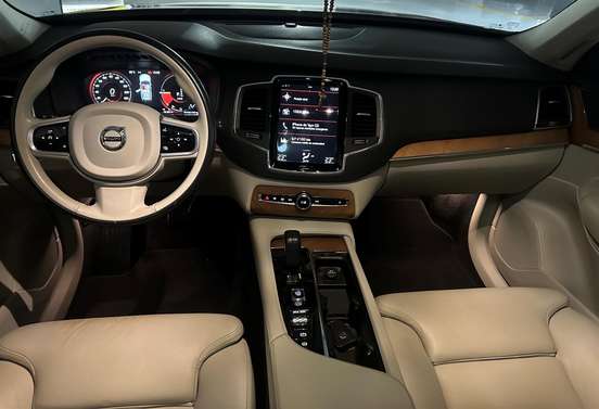 VOLVO-XC90-2021