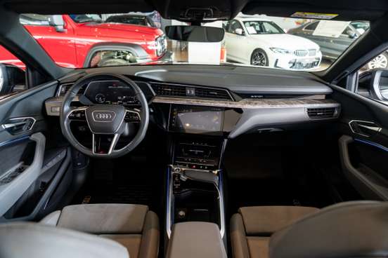 AUDI-E-TRON-2022