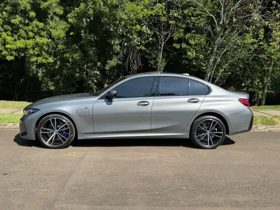 BMW-330e-2024