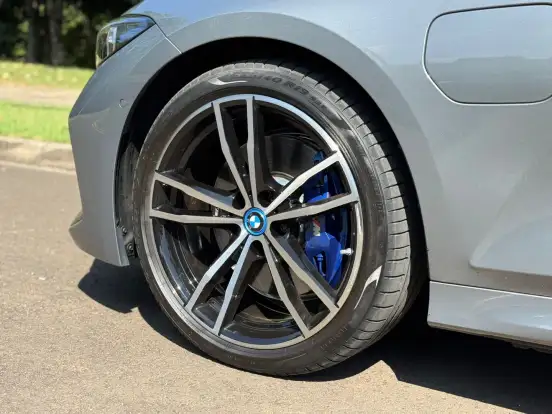 BMW-330e-2024