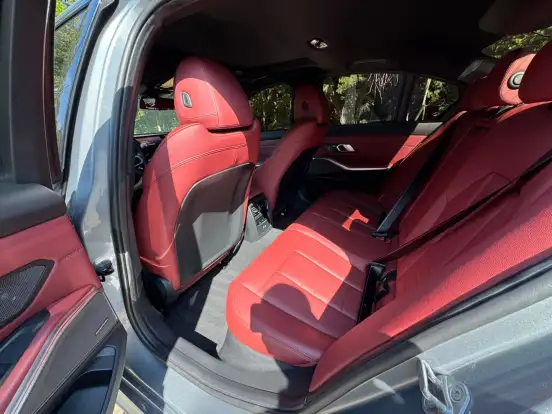 BMW-330e-2024