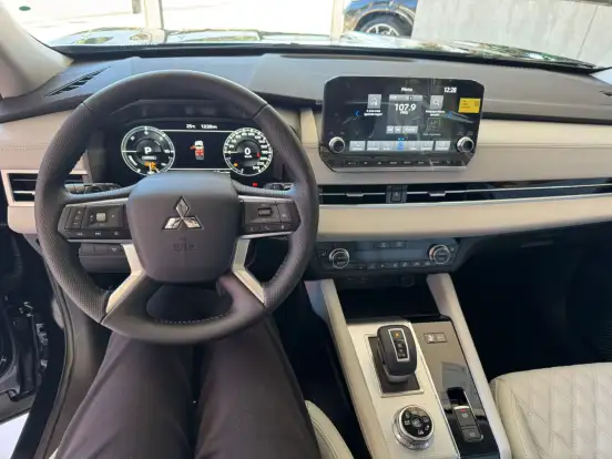 MITSUBISHI-OUTLANDER-2025