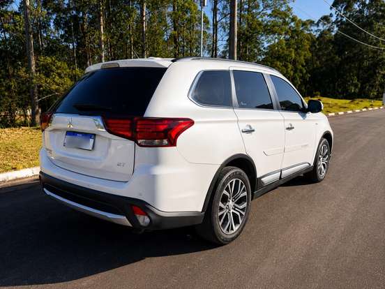MITSUBISHI-OUTLANDER-3.0 GT 4X4 V6 24V GASOLINA 4P AUTOMÁTICO MITSUBISHI-OUTLANDER-2015