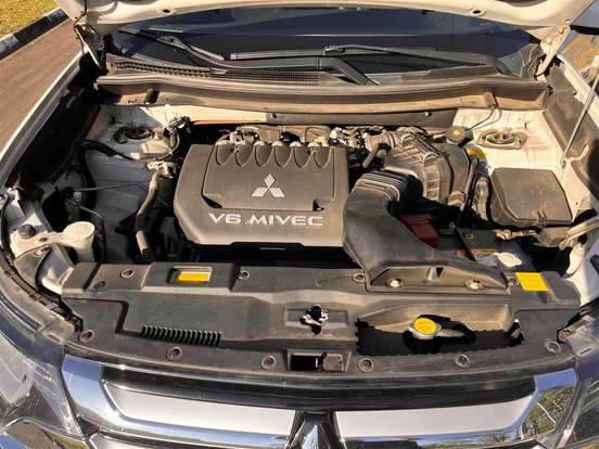 MITSUBISHI-OUTLANDER-3.0 GT 4X4 V6 24V GASOLINA 4P AUTOMÁTICO MITSUBISHI-OUTLANDER-2015