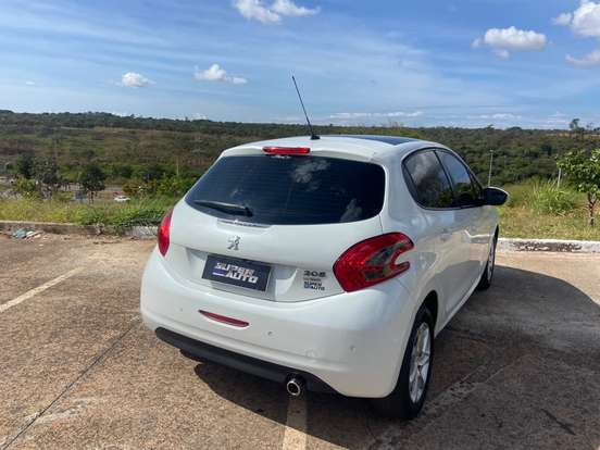 PEUGEOT-208-2015