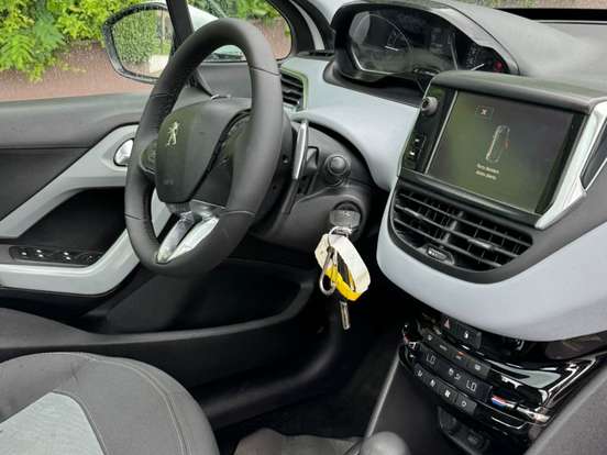 PEUGEOT-208-1.6 ALLURE 16V FLEX 4P AUTOMÁTICO PEUGEOT-208-2016