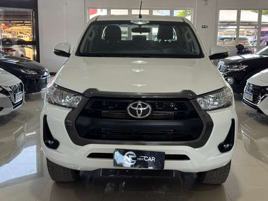 TOYOTA-HILUX-2.8 D-4D TURBO DIESEL CD SR 4X4 AUTOMÁTICO TOYOTA-HILUX-2023