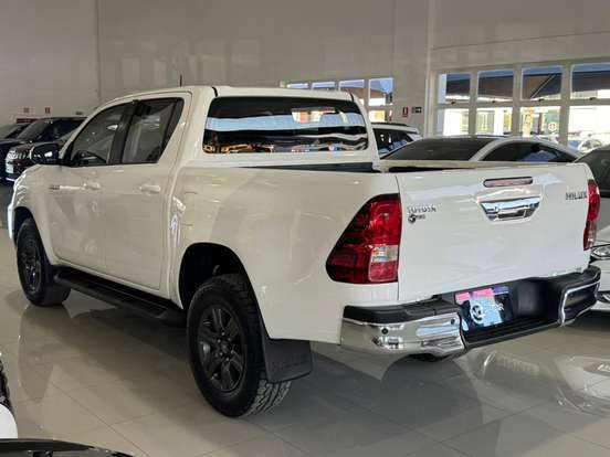 TOYOTA-HILUX-2.8 D-4D TURBO DIESEL CD SR 4X4 AUTOMÁTICO TOYOTA-HILUX-2023