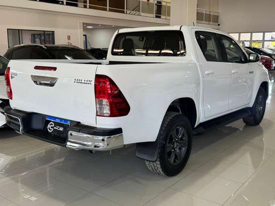 TOYOTA-HILUX-2.8 D-4D TURBO DIESEL CD SR 4X4 AUTOMÁTICO TOYOTA-HILUX-2023