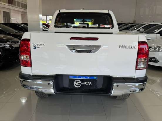 TOYOTA-HILUX-2.8 D-4D TURBO DIESEL CD SR 4X4 AUTOMÁTICO TOYOTA-HILUX-2023