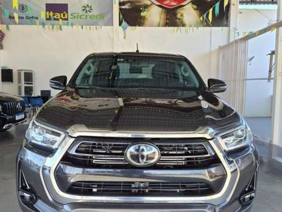 TOYOTA-HILUX-2.8 D-4D TURBO DIESEL CD SRX 4X4 AUTOMÁTICO TOYOTA-HILUX-2023