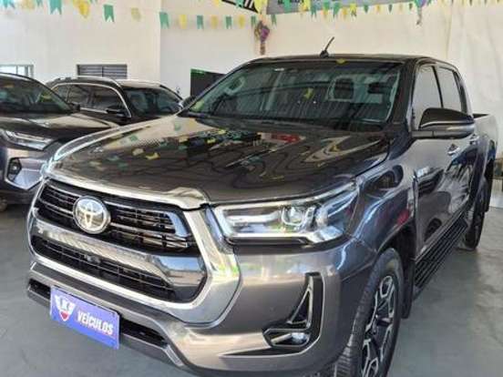 TOYOTA-HILUX-2.8 D-4D TURBO DIESEL CD SRX 4X4 AUTOMÁTICO TOYOTA-HILUX-2023