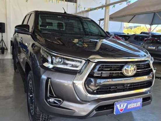 TOYOTA-HILUX-2.8 D-4D TURBO DIESEL CD SRX 4X4 AUTOMÁTICO TOYOTA-HILUX-2023