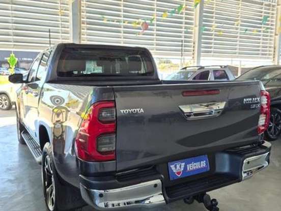 TOYOTA-HILUX-2.8 D-4D TURBO DIESEL CD SRX 4X4 AUTOMÁTICO TOYOTA-HILUX-2023