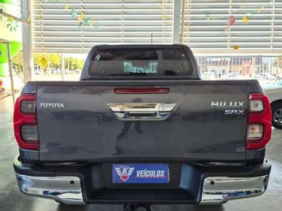 TOYOTA-HILUX-2.8 D-4D TURBO DIESEL CD SRX 4X4 AUTOMÁTICO TOYOTA-HILUX-2023