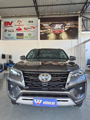 TOYOTA HILUX 2.8 D-4D TURBO DIESEL CD SRX 4X4 AUTOMÁTICO