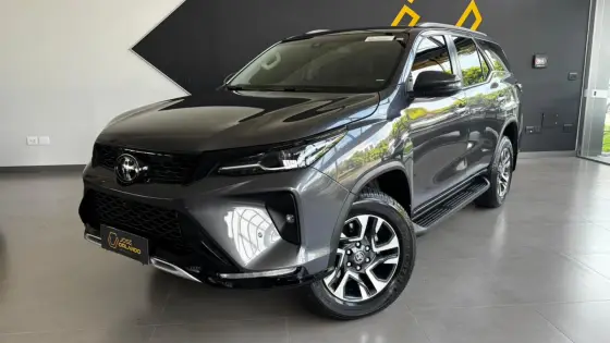 TOYOTA HILUX SW4 2.8 D-4D TURBO DIESEL SRX PLATINUM 7L 4X4 AUTOMÁTICO TOYOTA HILUX SW4 2.8 D-4D TURBO DIESEL SRX PLATINUM 7L 4X4 AUTOMÁTICO