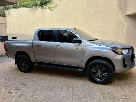 TOYOTA-HILUX-2.8 D-4D TURBO DIESEL CD SR 4X4 AUTOMÁTICO TOYOTA-HILUX-2024