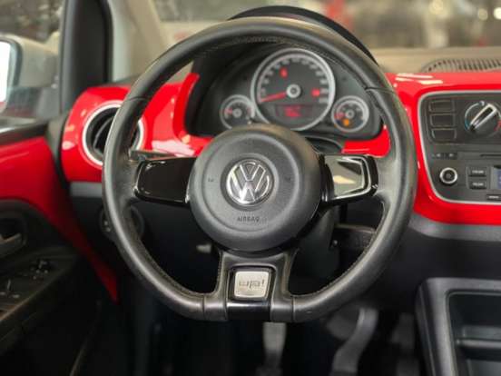 VOLKSWAGEN-CROSS UP-2015