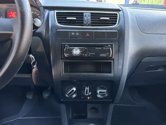 VOLKSWAGEN-FOX-2012