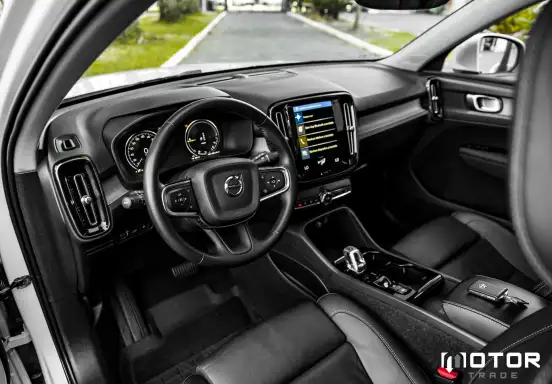 VOLVO-XC40-2021