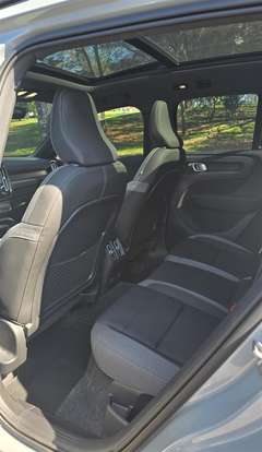 VOLVO-EX40-2025