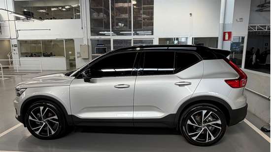 VOLVO-XC40-2019
