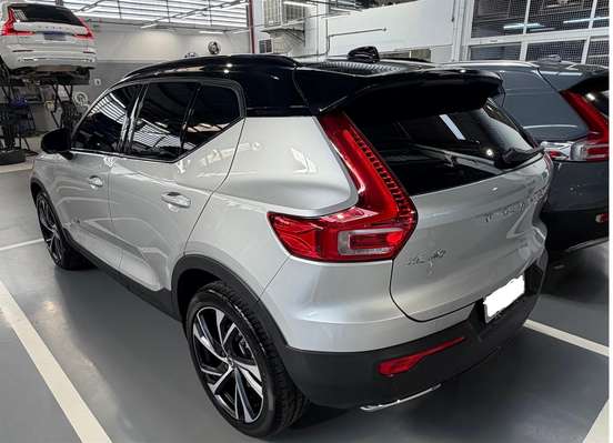 VOLVO-XC40-2019