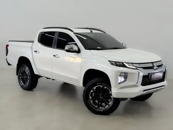 MITSUBISHI L200 TRITON 2.4 16V TURBO DIESEL SPORT HPE CD 4P 4X4 AUTOMÁTICO MITSUBISHI L200 TRITON 2.4 16V TURBO DIESEL SPORT HPE CD 4P 4X4 AUTOMÁTICO