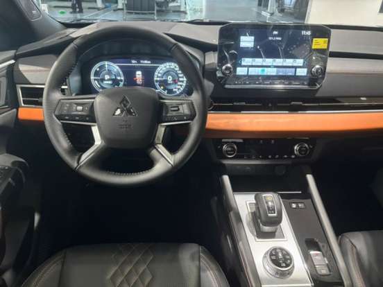 MITSUBISHI-OUTLANDER-2.4 PHEV SIGNATURE S-AWC DHT MITSUBISHI-OUTLANDER-2025