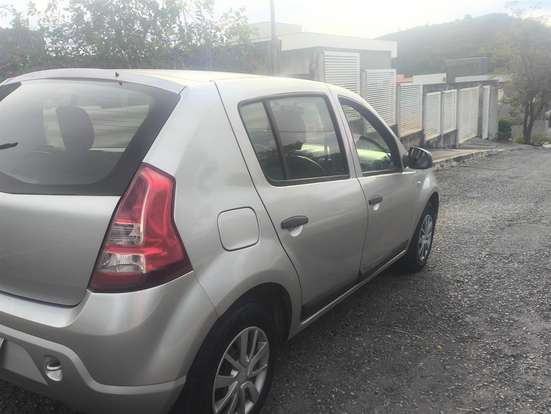 RENAULT-SANDERO-2011