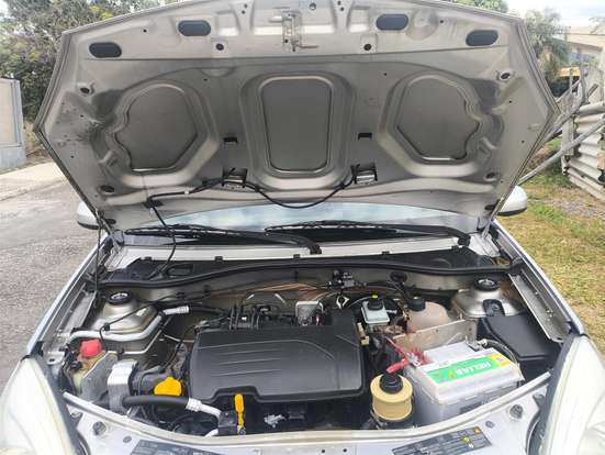 RENAULT-SANDERO-2011