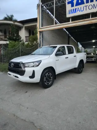 TOYOTA HILUX 2.8 D-4D TURBO DIESEL CS 4X4 MANUAL TOYOTA HILUX 2.8 D-4D TURBO DIESEL CS 4X4 MANUAL